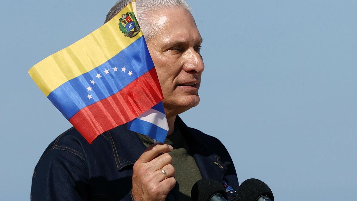 El presidente de Cuba, Miguel Diaz-Canel, habla durante un acto celebrado en la Tribuna Antimperialista a favor de Venezuela este sábado, en La Habana (Cuba).