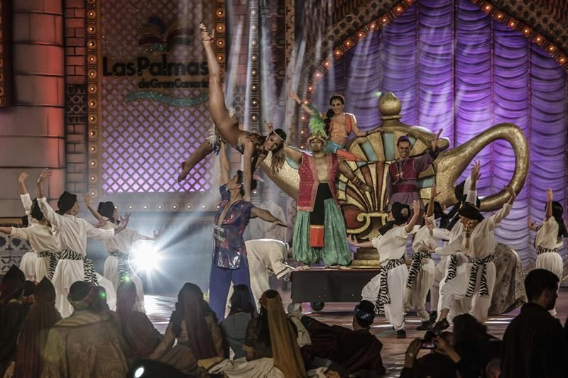 Gala de elección de la Reina del Carnaval de las Mil y una Noches de Las Palmas de Gran Canaria. (Efe/Ángel Medina G.).