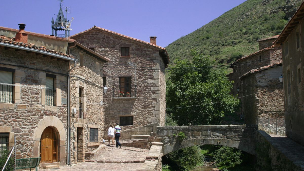El pueblo de Viniegra de Arriba, enclavado en la sierra y en la lista de los pueblos más bonitos de España
