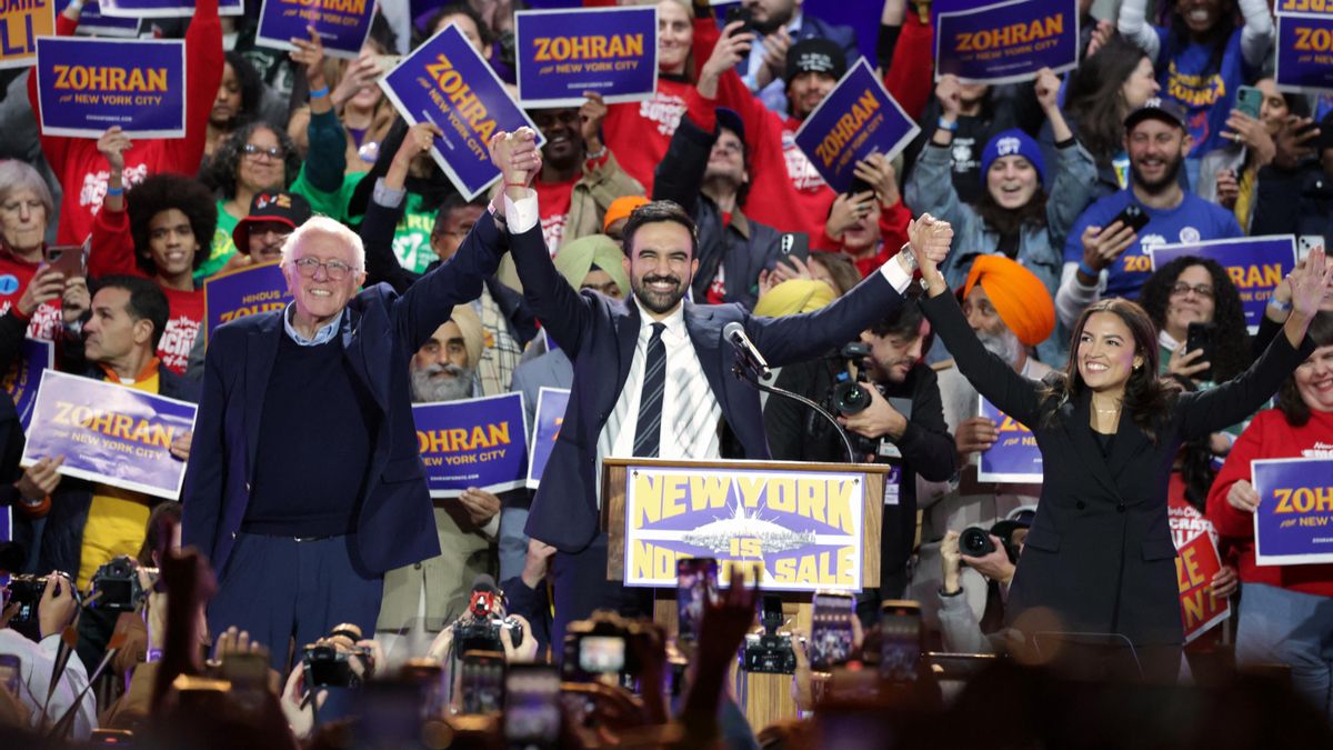 El candidato demócrata a la alcaldía de Nueva York, Zohran Mamdani, entre el senador Bernie Sanders (independiente por Vermont) y la congresista Alexandria Ocasio-Cortez (demócrata por Nueva York), al final de un acto de campaña en el estadio Forest Hills, en el distrito de Queens, Nueva York, el 26 de octubre de 2025.