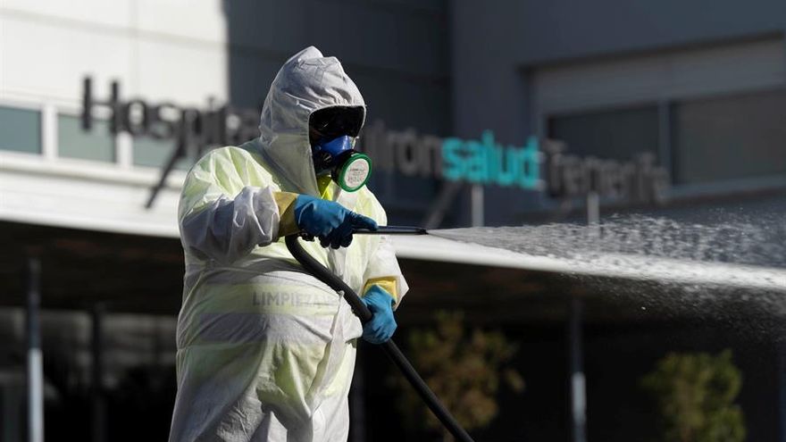 Un operario del Servicio de Limpieza del Ayuntamiento de Santa Cruz de Tenerife hace labores de desinfección en un hospital privado en Tenerife