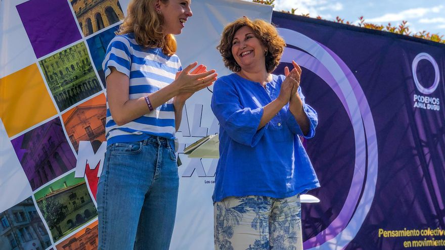 La secretaria de Organización de Podemos, Lilith Vestrynge, y la coordinadora general de Podemos Euskadi y diputada de Unidas Podemos, Pilar Garrido, en un acto en Arcos de Quejana (Álava)