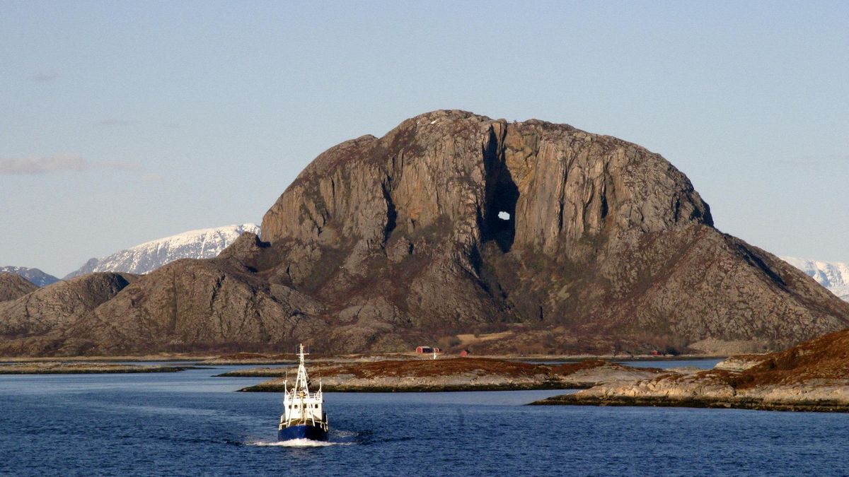La Torghatten, la montaña noruega que fue agujereada por la flecha de un troll.