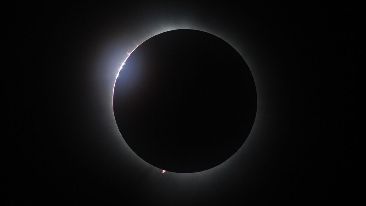 Quedan justo dos meses para el gran eclipse solar y estos son los mejores lugares y consejos para disfrutarlo
