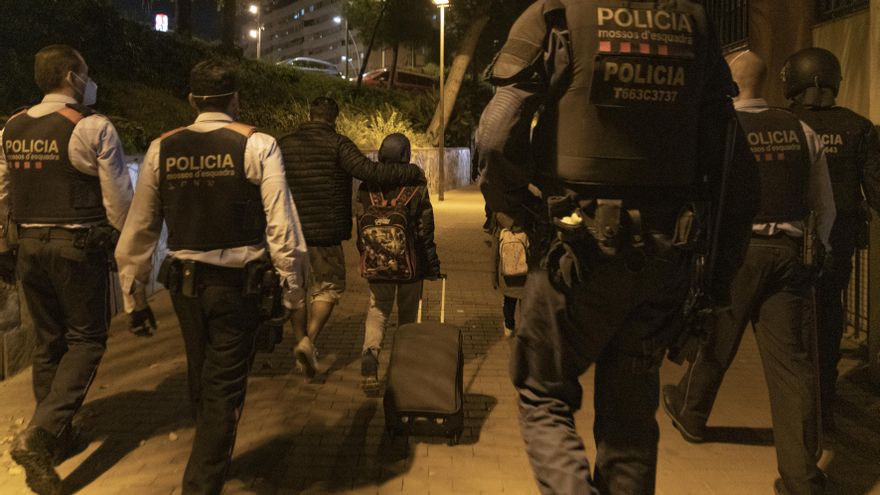 El hijo mayor de los Condori se aleja de su casa con una maleta y la mochila escolar