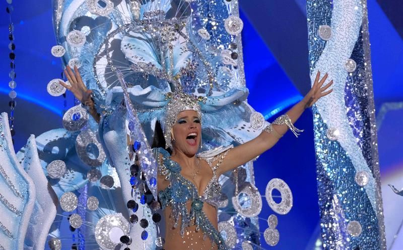 La candidata Cathy Quevedo, con la fantasía 'Sentir, amar, fuente de libertad'