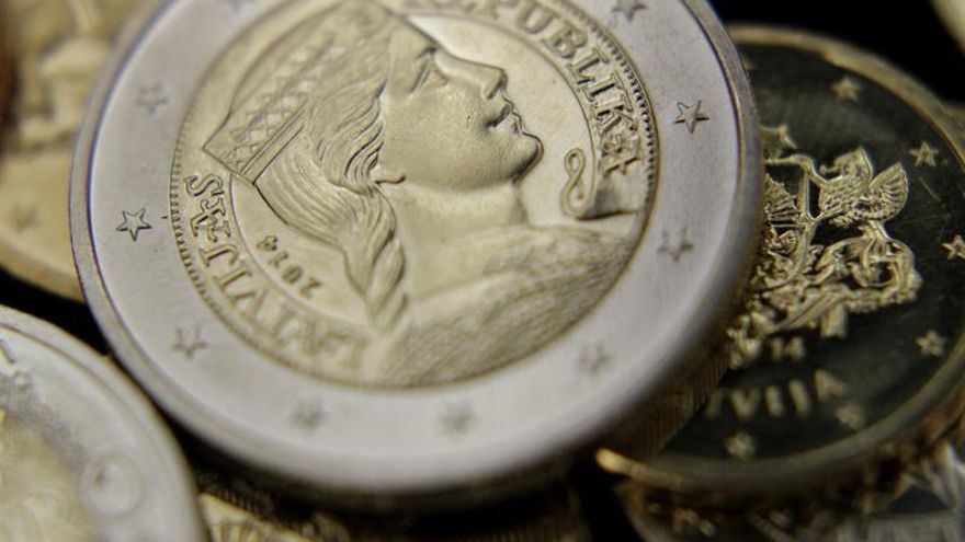 El euro sube hasta 1,1456 dólares en Fráncfort