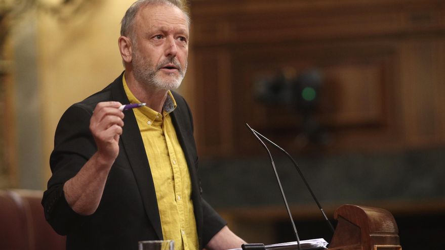 Archivo - El diputado de Podemos en el Congreso por Vizcaya, Roberto Uriarte, interviene durante la sesión plenaria celebrada en el Congreso de los Diputados en el que se debate el proyecto de ley de Impuesto sobre transacciones financieras, la conocida c