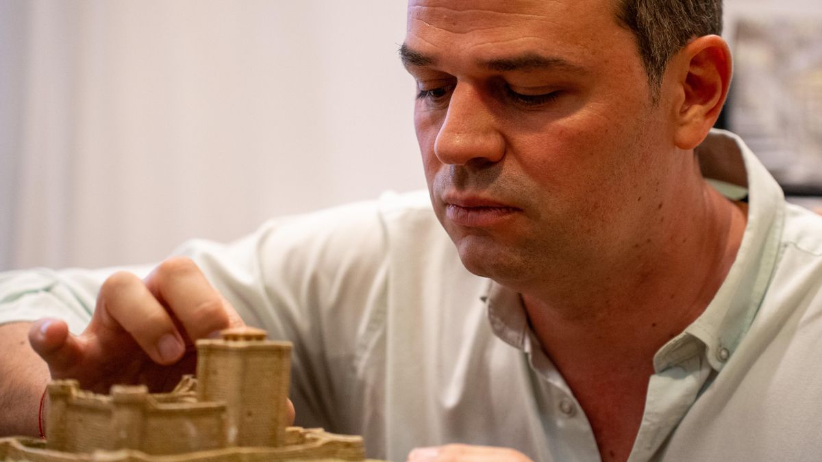 Miguel Ángel Bru con una maqueta de Ciudad de vascos.