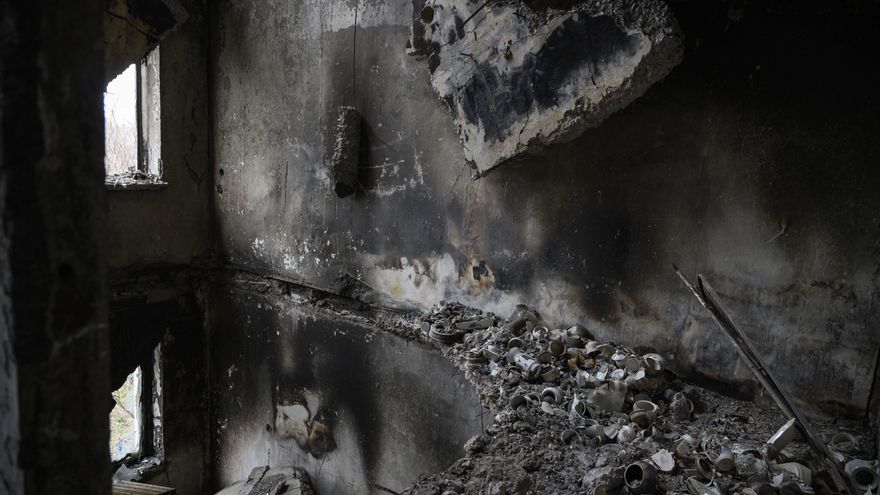 Muros derrumbados y objetos quemados vistos en un apartamento en Makariv.