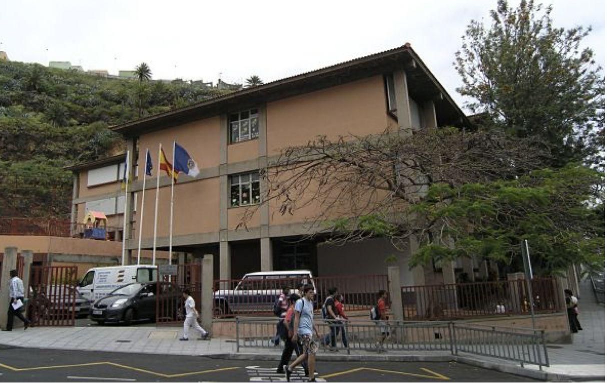 Colegio de Enseñanza Infantil y Primaria Gabriel Duque Acosta en la Avenida de El Puente de Santa Cruz de La Palma.