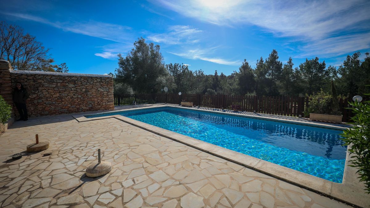 La nueva ordenanza de Santa Eulària permite una piscina en rústico como máximo