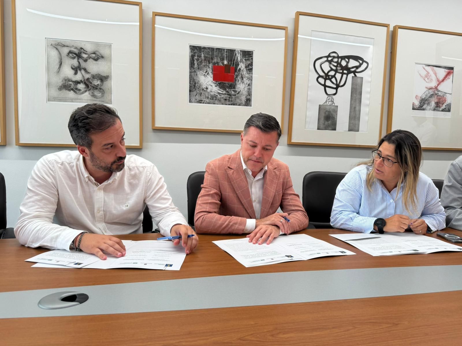 (De izquierda a derecha) El alcalde de Telde, Juan Antonio Peña, junto al consejero de Gobierno de Presidencia y Movilidad Sostenible del Cabildo de Gran Canaria, Teodoro Sosa, y la alcaldesa de Ingenio, Vanesa Martín, en la firma del acuerdo este martes.