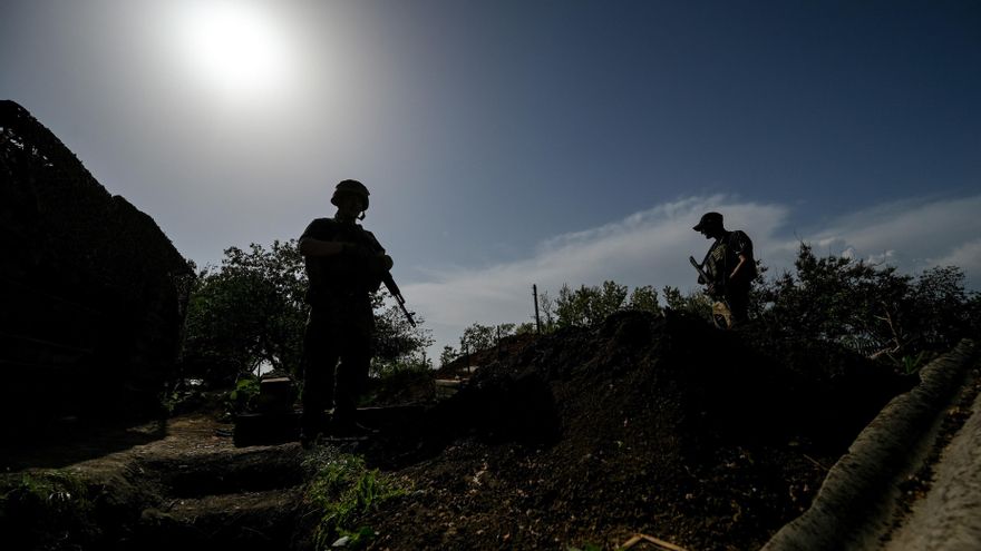 Dos militares en la región del Donbás, en Ucrania.