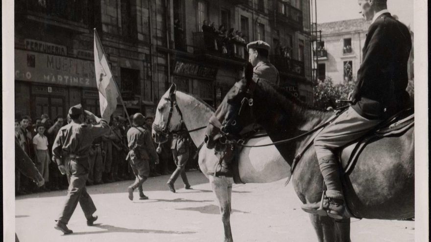 "Desfile de las tropas por las calles de Torrelavega". 25 de agosto de 1937 .