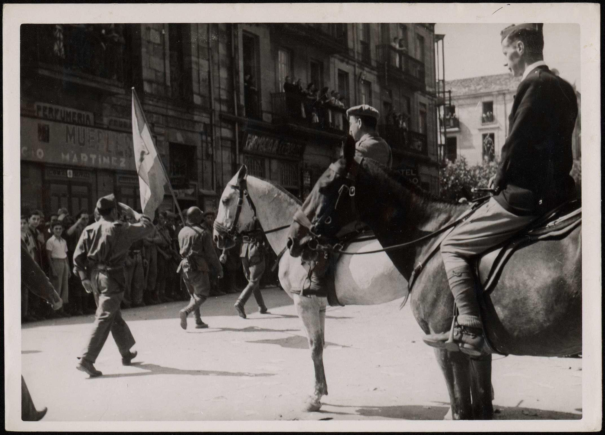 "Desfile de las tropas por las calles de Torrelavega". 25 de agosto de 1937.