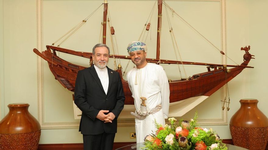 Los ministros de Exteriores de Irán y Omán, Abbas Araghchi y Badr Albusaidi, respectivamente, en su reunión el domingo 26 de abril.