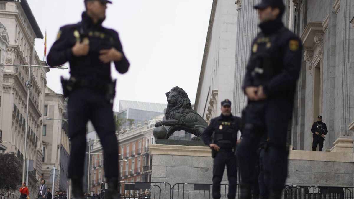 Agentes de Policía custodian el Congreso de los Diputados durante primera jornada de investidura de Pedro Sánchez
