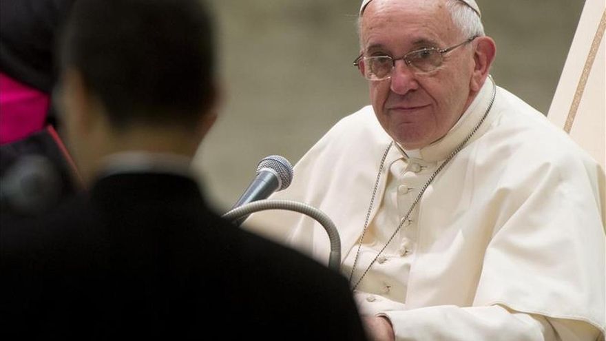 El papa insta a responder con "misericordia" ante la inmigración