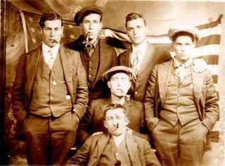 Un grup d'emigrants de Tàrbena. Una foto que retrata l 'exit.