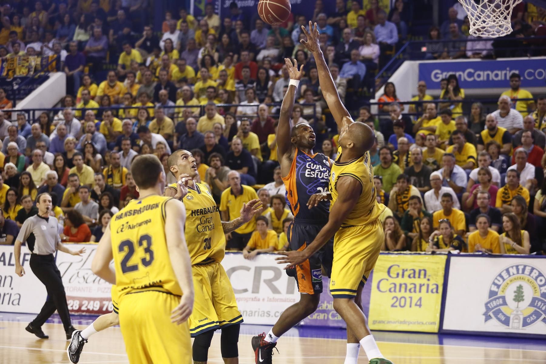 Lafayette suelta la bola ante Báez. ACB Photo/M. Henríquez