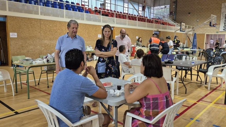 Varias personas evacuadas en el pabellón de Villanueva de la Cañada (Madrid).