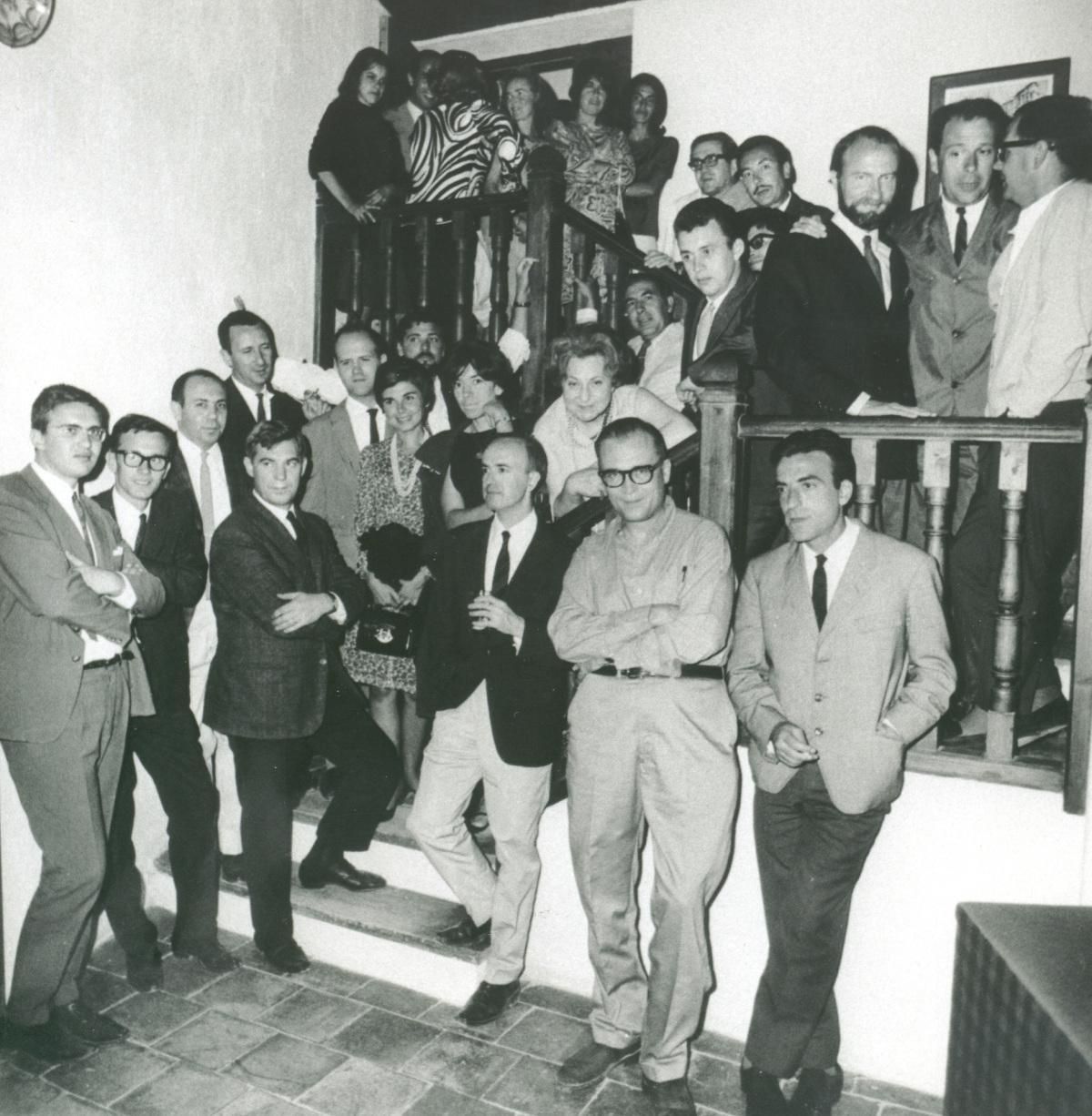 Zóbel (en el centro, con los brazos cruzados), junto al grupo El Paso en el museo de Cuenca