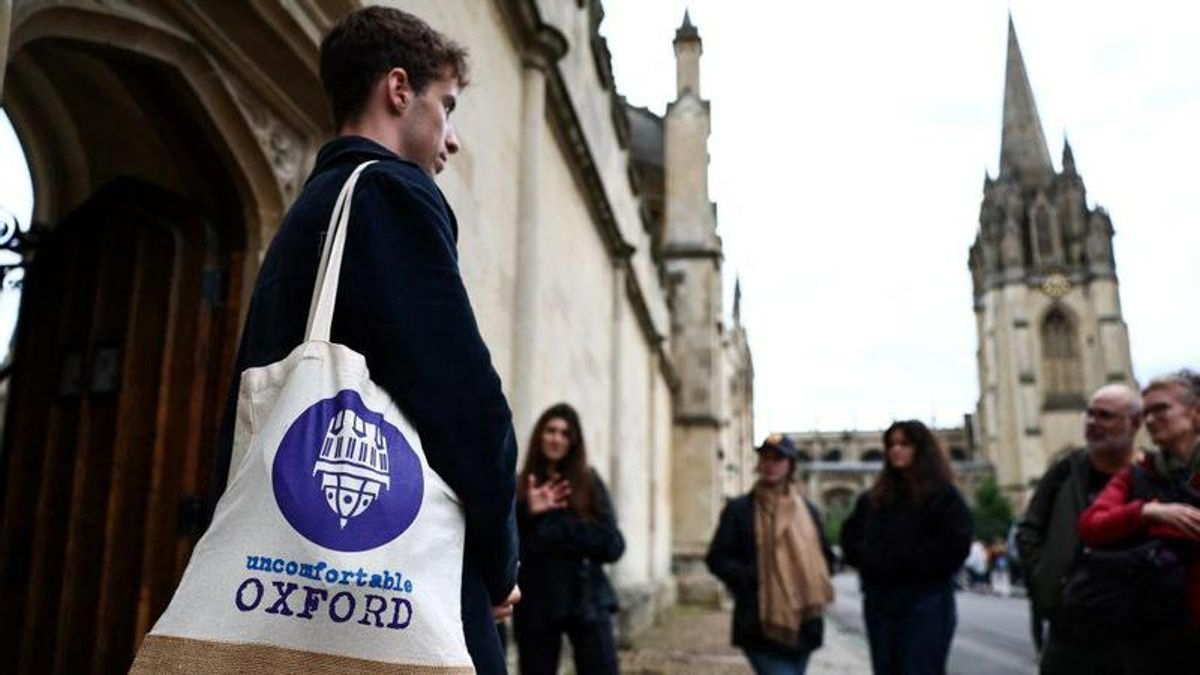 Un guía con un tour de Uncomfortable Oxford delante del 'college' de All Souls, en Oxford.