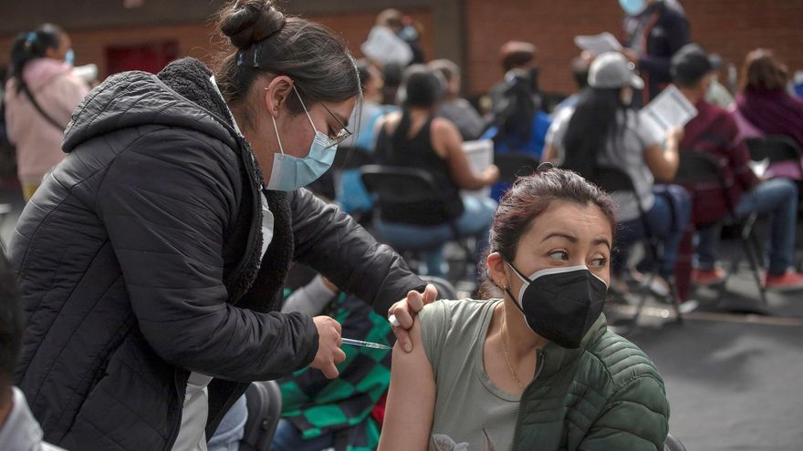 Una mujer recibe la tercera dosis de refuerzo de la vacuna contra la COVID-19, en la Sala de Armas en la CiuUna mujer recibe la tercera dosis de refuerzo de la vacuna contra la COVID-19, en la Sala de Armas en la Ciudad Deportiva en la Ciudad de México.