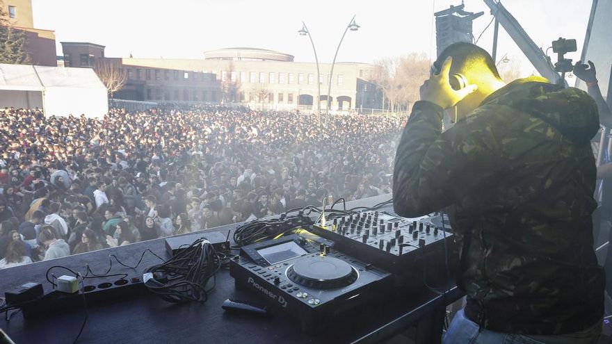 Imagen de archivo: la última espicha de Industriales en el campus, del año 2019.