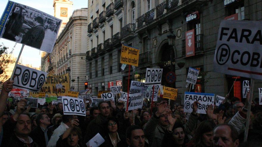 Firmas y vandalismo contra los nuevos parquímetros en Puerta del Ángel: "Almeida los coló por la puerta de atrás"