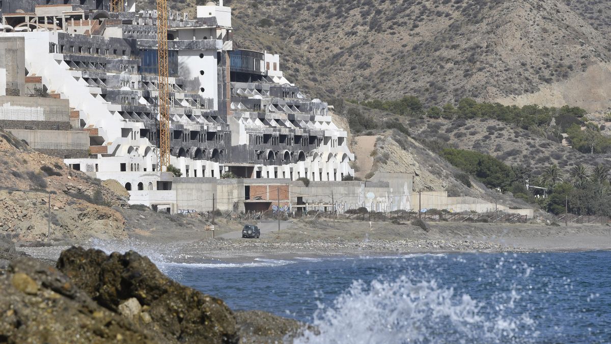 El Consultivo andaluz acerca la demolición de El Algarrobico: “Es hora de que entren las máquinas”