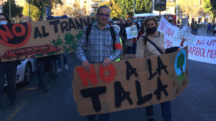 Cabecera de la manifestación circulando por Nervión.