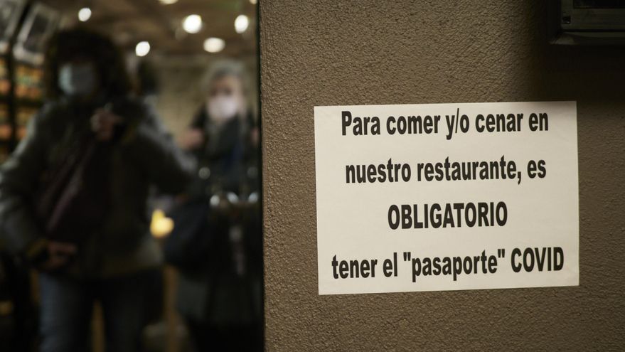 Cartel pidiendo Pasaporte COVID en un establecimiento hostelero.