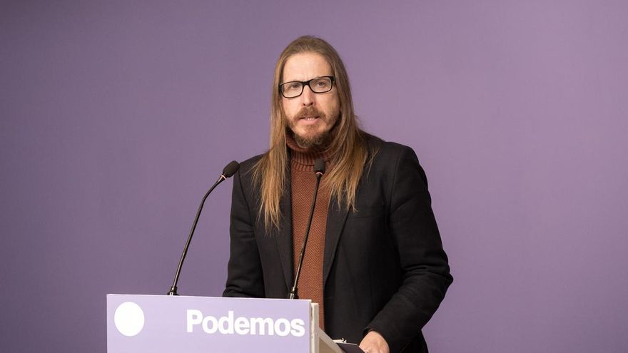 El secretario de Organización y portavoz de Podemos Pablo Fernández durante una rueda de prensa.