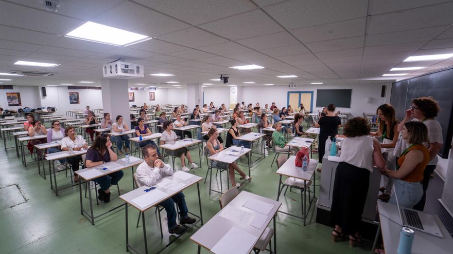 Varios opositores realizan sus exámenes en un aula