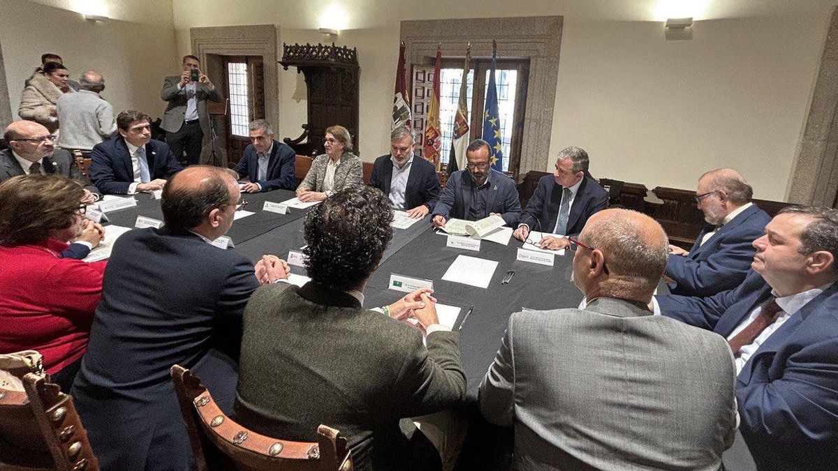 Reunión en el Ayuntamiento placentino de alcaldes, presidentes de diputaciones, representantes de la Junta, cámaras de comercio, consejos socioeconómicos y universidades, por la construcción de un nuevo corredor ferroviario entre Plasencia y León