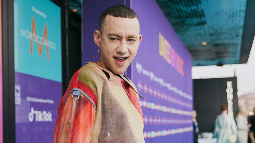 Olly Alexander, representante de Reino Unido, en la alfombra turquesa de Eurovisión 2024