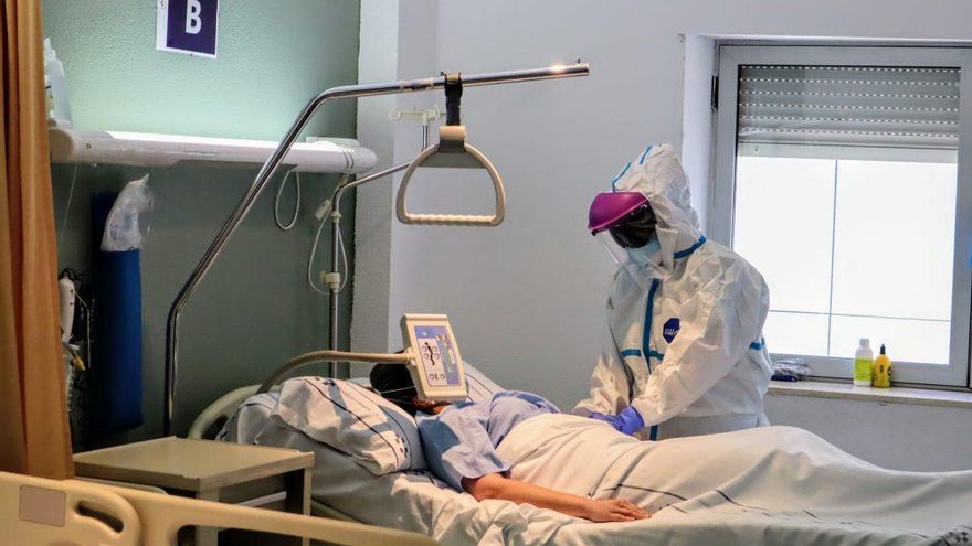 Un paciente con coronavirus es atendido en el Hospital de la Candelaria, en Tenerife