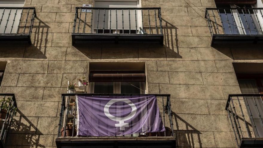 Las violencias que sufren las mujeres sin hogar en Tenerife: ''Tener la menstruación y dormir en un banco, eso es difícil''