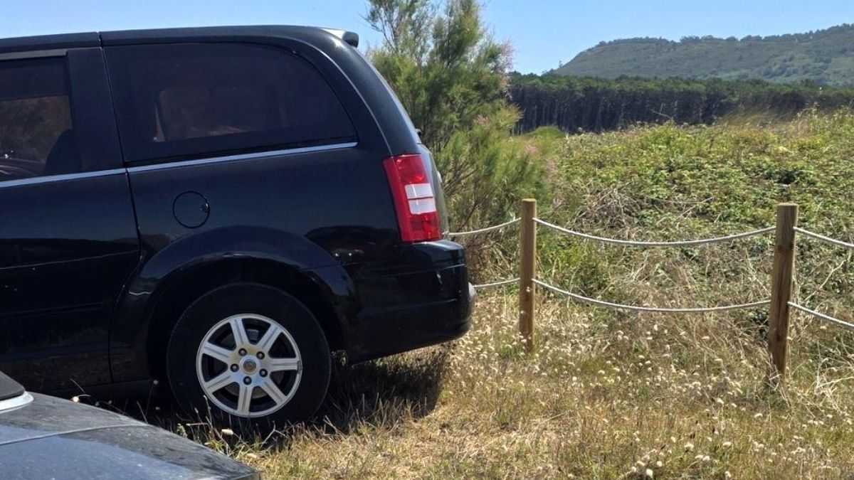AVIP denuncia que la videovigilancia y el control de aforo no han solucionado el caos de acceso a las playas de Liencres