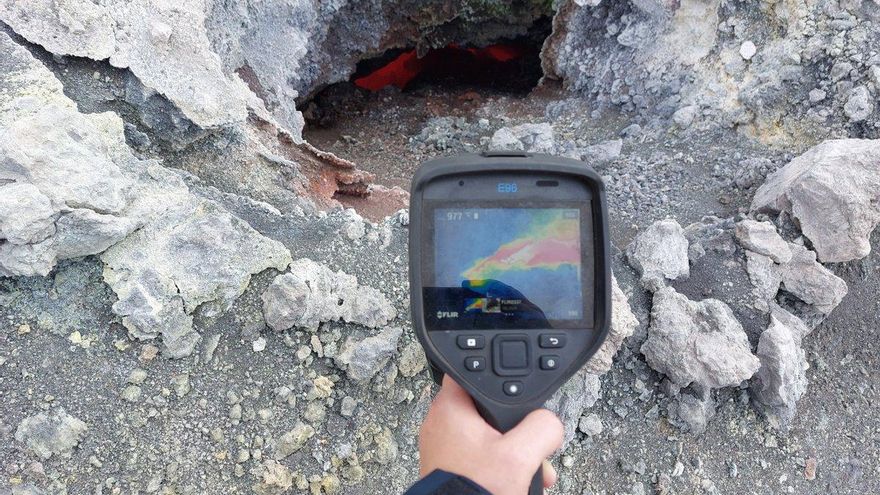 La temperatura del volcán de La Palma ronda  los 1.000 grados en algunas zonas del cráter