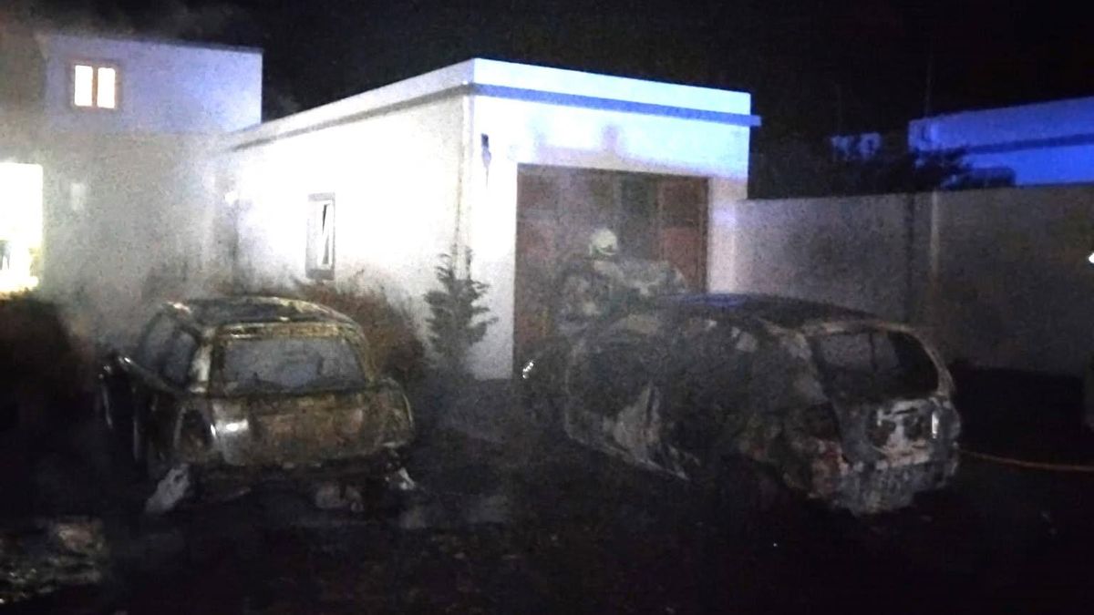 Arden dos vehículos de madrugada en El Paso