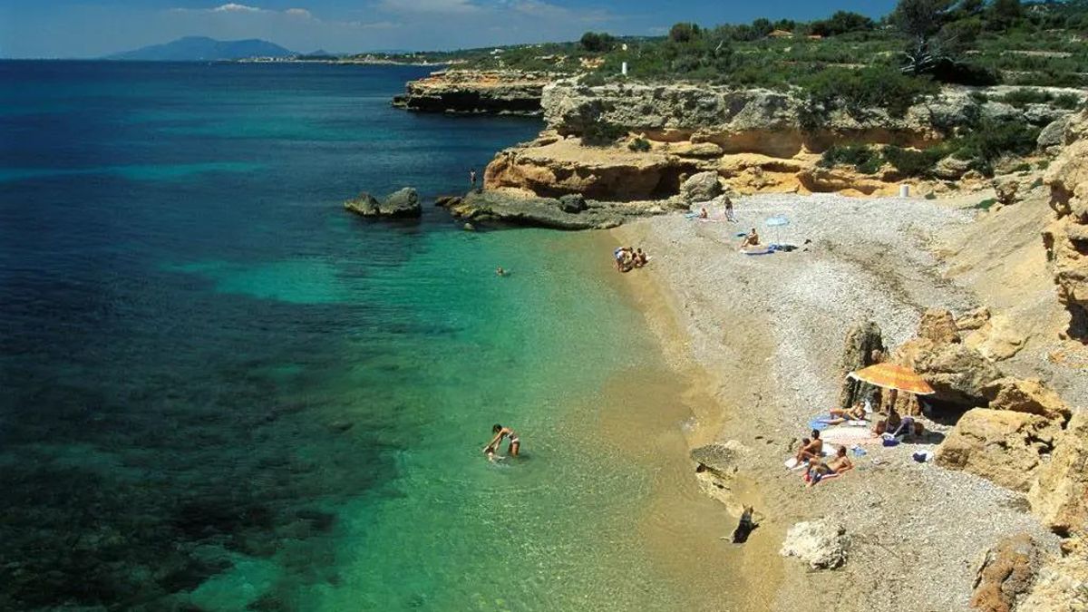 La villa costera de Tarragona con aguas cristalinas, gastronomía mediterránea y un castillo del siglo XVIII junto al agua