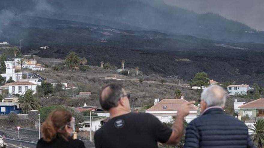 El derrumbe parcial en el volcán de La Palma provoca desbordes de lava y ensancha la colada de La Laguna, que sigue parada