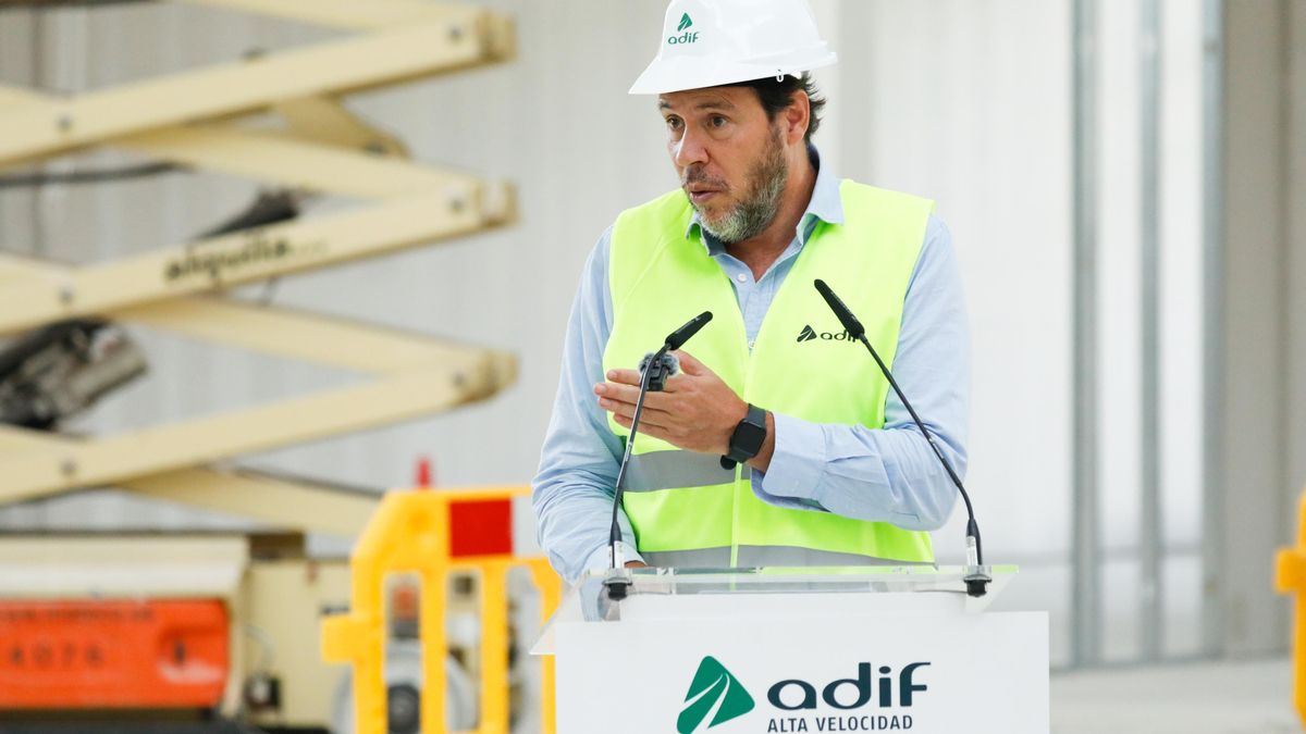El ministro de Transportes y Movilidad Sostenible, Óscar Puente este viernes en las obras de la estación del Carmen, en Murcia.