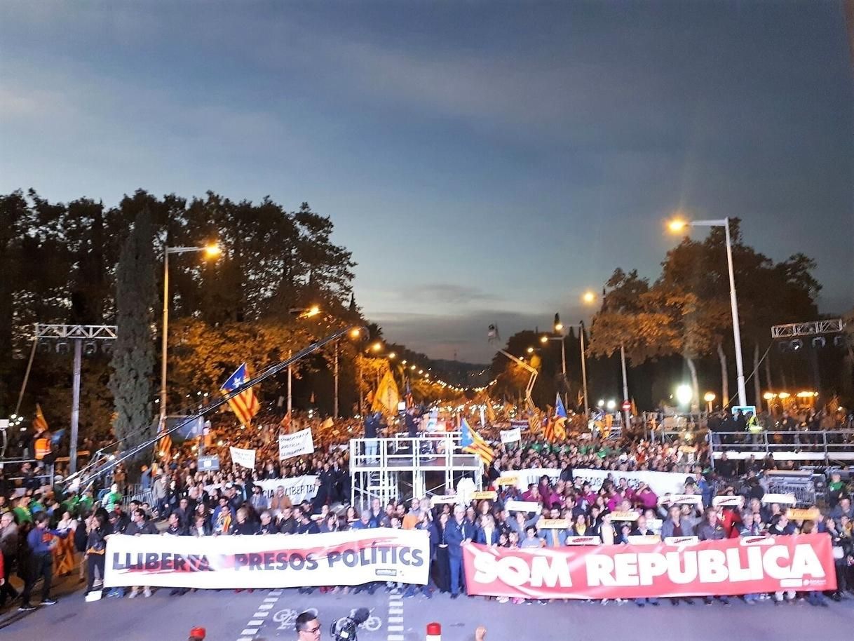 Los consellers cesados y en prisión agradecen la manifestación y piden seguir movilizados