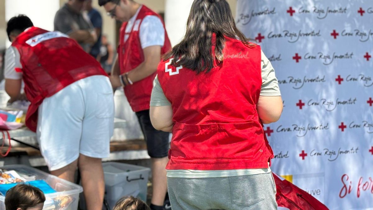 Cruz Roja repartiendo agua a personas evacuadas en los incendios