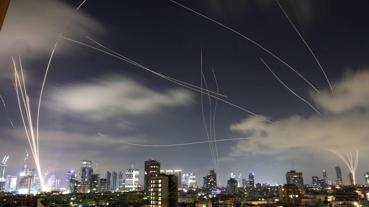 Vista del sistema de defensa israelí la Cúpula de Hierro interceptando misiles iraníes que caen sobre Tel Aviv, Israel. EFE/ Abir Sultan