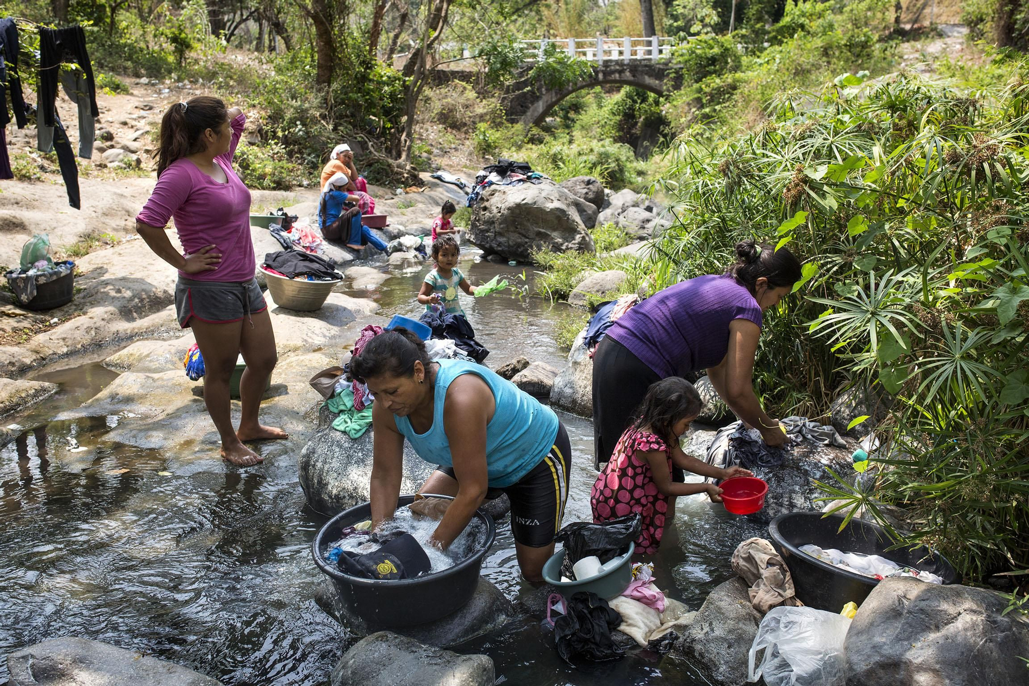 En el rio Jute-San Antonio, que separa los municipios de San José Villanueva y Huizucar, Daysi y sus hijas bajan dos veces a la semana al río a lavar la ropa, bañarse y recoger agua para las tareas domésticas. De regreso, cada una carga una media de 60 kilos entre la ropa mojada y los cántaros de agua para beber.